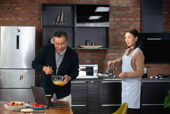 老年夫妇在厨房创新菜肴幸福高端照片