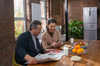 老年夫妇在家中享用早餐伴侣高清相片