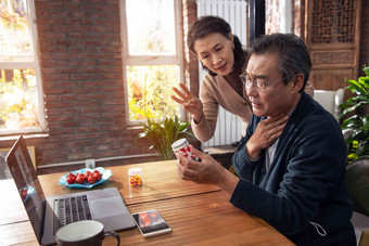 老年夫妇线上看病<strong>咨询</strong>医生