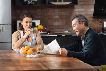 老年夫妇在家中享用早餐饮食氛围摄影图