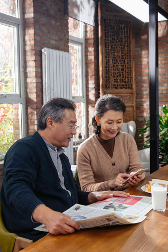 幸福老年夫妇的家庭生活