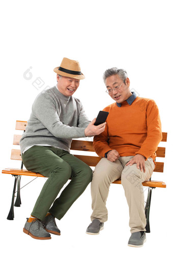两位老年朋友坐在长椅上看手机中国人高清照片