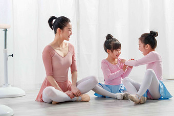 年轻舞蹈教师和小女孩们