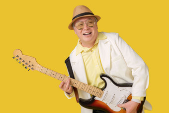 弹吉他的快乐老年人欢乐高质量相片
