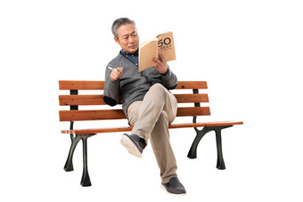 坐在长椅上的老人看书人老心不老高质量镜头