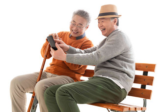 两位老年朋友坐在长椅上看手机相伴高清影相