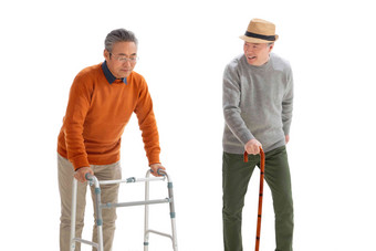 两位老人拄着拐杖聊天