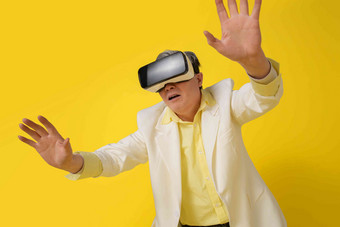 戴着VR眼镜的快乐老年人无线电技术氛围拍摄
