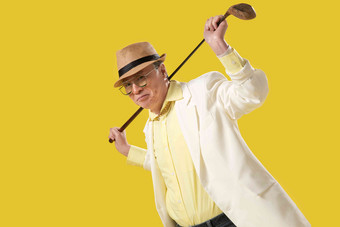 拿着高尔夫球杆的快乐老年人中国清晰相片