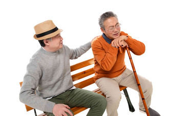 两位<strong>老年</strong>朋友坐在长椅上聊天