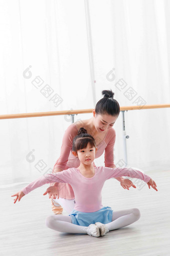 年轻<strong>舞蹈</strong>老师教小女孩跳舞