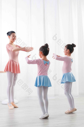 年轻<strong>舞蹈</strong>老师教小女孩们跳芭蕾教育高清影相