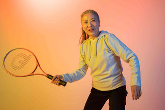 打网球的老年人养老院高清素材