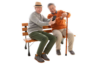 两位老年朋友坐在长椅上看手机