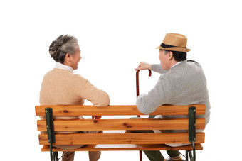坐在长椅上的老年夫妇
