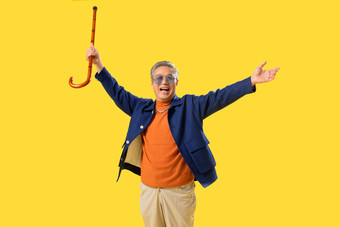 拿着拐杖的快乐老人幸福清晰摄影图