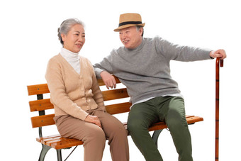 坐在长椅上的老年夫妇