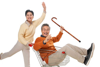 快乐老人推着坐在购物车里的老伴幸福氛围拍摄