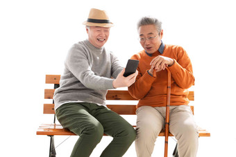 两位老年朋友坐在长椅上看<strong>手机</strong>两个人清晰素材