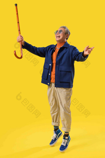 拿着拐杖的快乐老人全身像高端图片