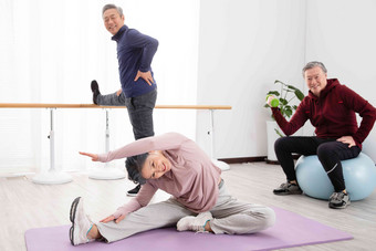 做健身<strong>运动</strong>的老年人瑜伽清晰图片
