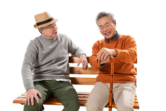 两位老朋友坐在长椅上聊天