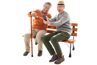 两位老年朋友坐在长椅上看<strong>手机</strong>