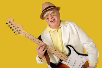 弹吉他的快乐老年人黄色高端相片