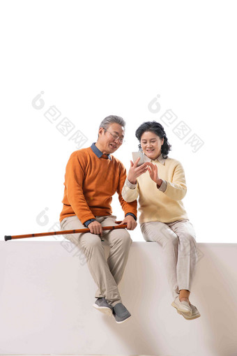 <strong>老</strong>年夫妇坐在一起看手机