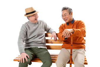 两位老朋友坐在长椅上聊天