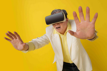 戴着VR眼镜的快乐老年人
