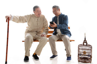 两位老年朋友看手机视频中式衣领写实相片