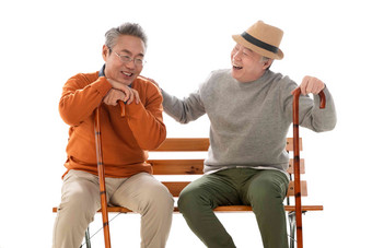 两位老年朋友坐在长椅上聊天