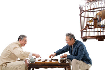 老年人下象棋棋子坐着舒适