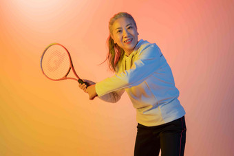 打网球的老年人活力高端影相