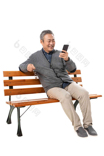 快乐老人坐在长椅上看<strong>手机</strong>