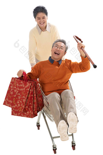 快乐老人推着坐在购物车里的老伴相伴高清照片
