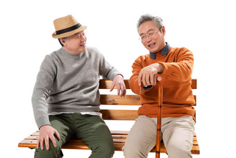 两位老年朋友坐在长椅上聊天