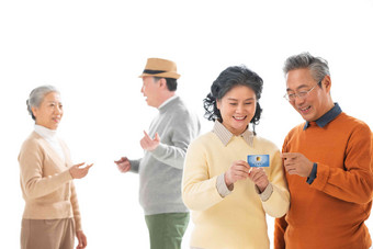幸福的老年人拿着卡片消费氛围图片