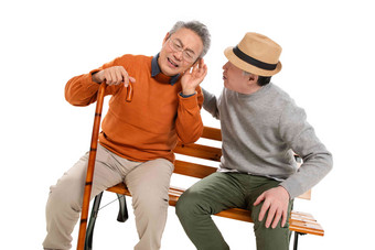 两位老年<strong>朋友</strong>坐在长椅上<strong>聊天</strong>