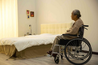 孤独的老人坐在轮椅上亚洲清晰图片