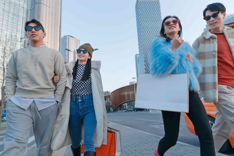 时尚的青年人逛街购物兴奋清晰镜头