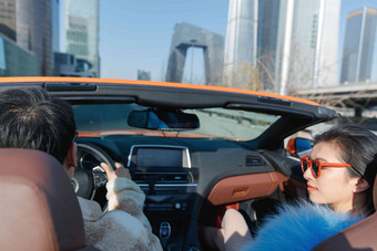 时尚的青年伴侣驾驶跑车兜风休闲活动氛围摄影