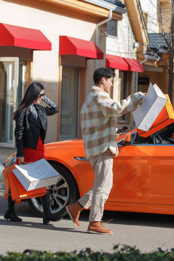时尚的青年伴侣驾驶豪车购物快乐清晰相片