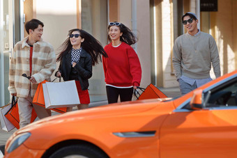 时尚的青年购物跑车东方人幸福写实摄影图