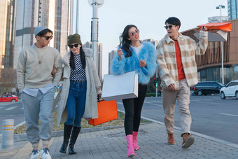 时尚的青年人逛街购物购物袋高端场景