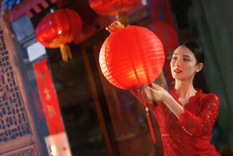 年轻女人灯笼中国装饰成年人写实照片