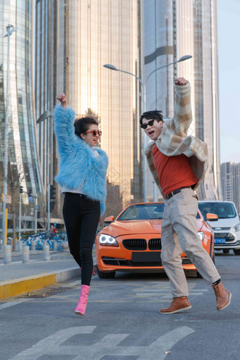 兴奋时尚的青年伴侣跳跃休闲活动写实摄影图