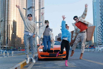 兴奋时尚的青年人跳跃东亚写实摄影图
