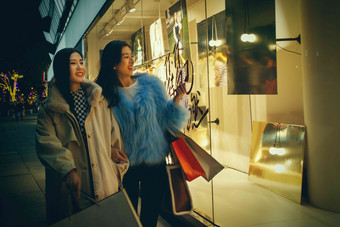 快乐的年轻闺逛街购物亚洲人拍摄